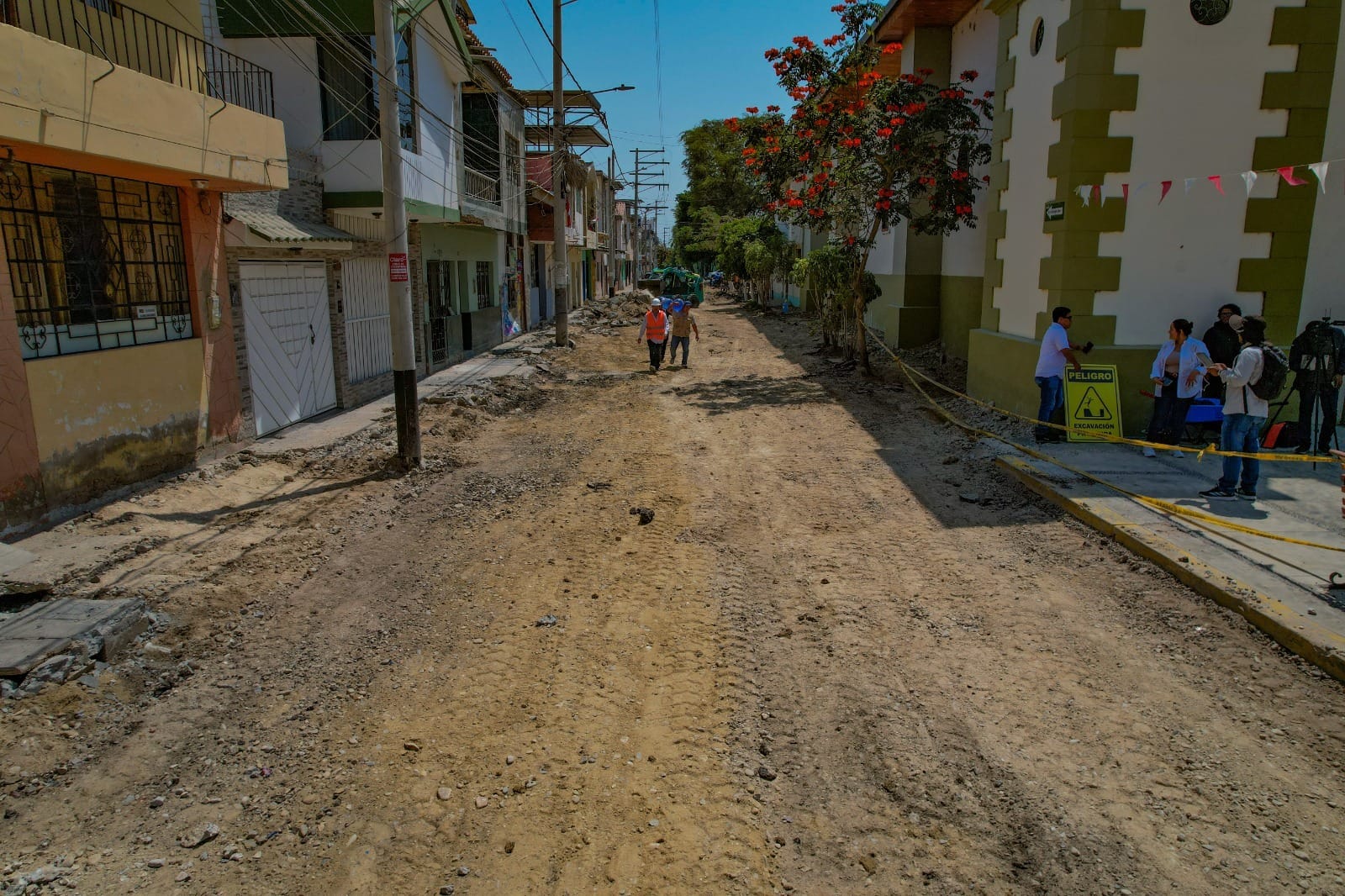 EMPIEZA LA RECONSTRUCCIÓN DE PIURA Nuevas pistas y veredas en la Av. Fortunato Chirichigno 