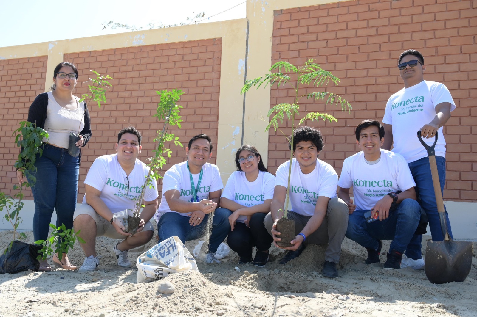 MUNICIPALIDAD DE PIURA Y KONECTA SE UNEN EN MASIVA CAMPAÑA DE REFORESTACIÓN EN ESCUELAS LOCALES